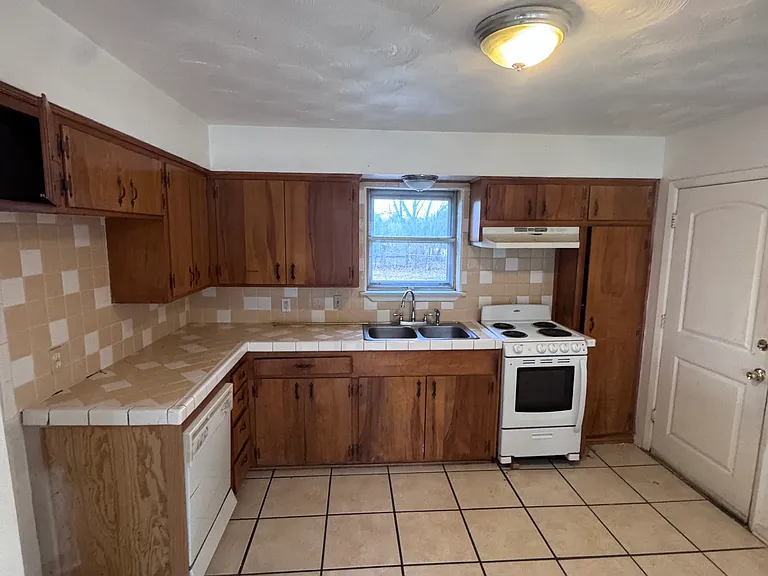 2137 Diane Dr — Photo 3