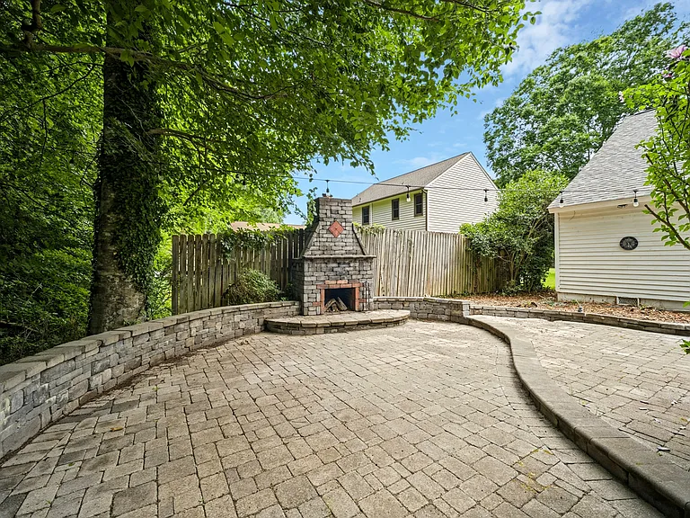 1044 Commodore Dr — Photo 2