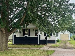 906 E Locust St, Canton, IL 61520