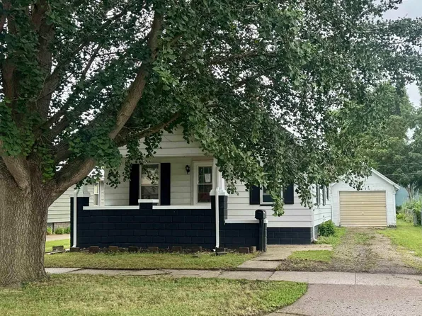 906 E Locust St, Canton, IL 61520