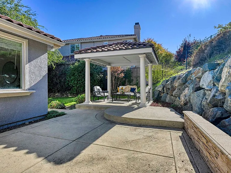 4056 Redondo Dr — Photo 4