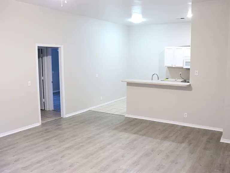 1215 Eastgate Dr — Photo 10