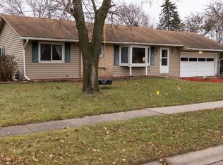 911 Cooper Ln, Apple Valley, MN 55124