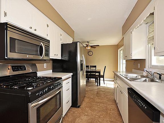 Kitchen / Dining Area