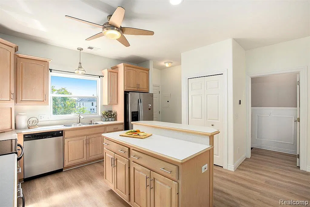 2 bed, 2.0 bath, 1331 sqft, $2,200 — Photo 4