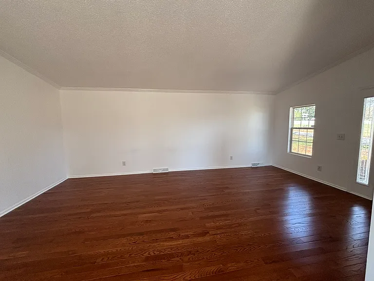 321 E Harden St — Photo 3