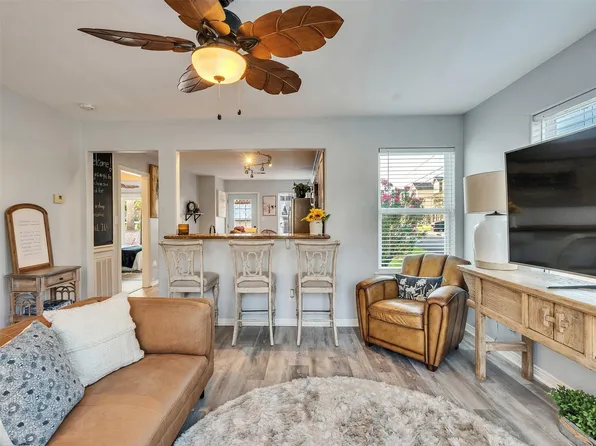 7121 Heards Ln, Galveston, TX 77550