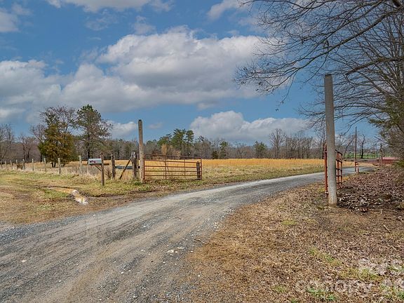 2nd image of 602 Rothrock Rd