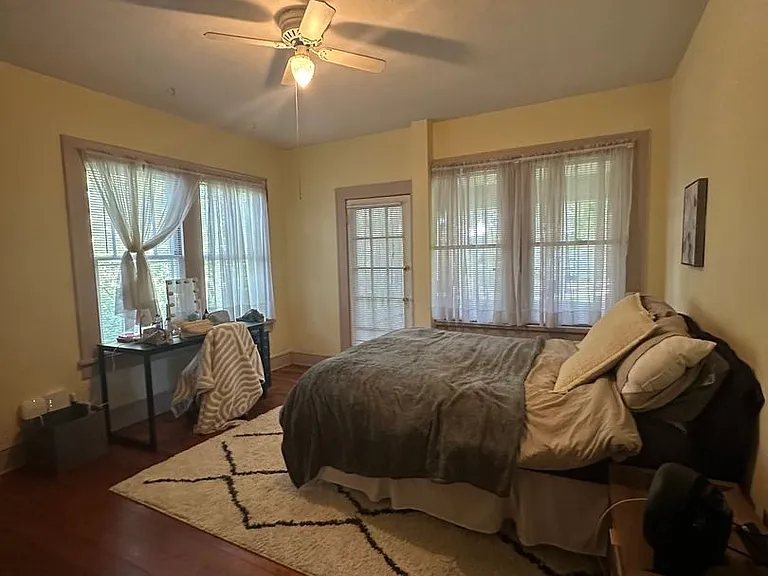 Beautiful downtown quad. 1 and 2 bed units available now. Pets allowed. — Photo 34