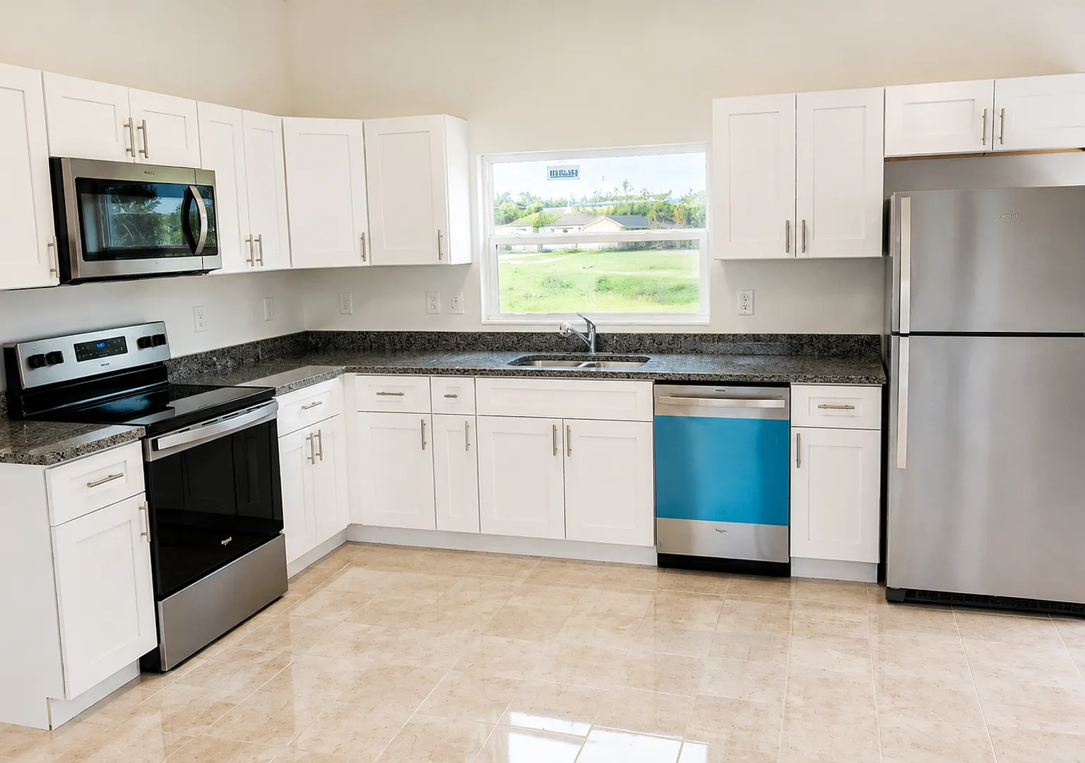 Move In Ready 3 Bedroom 2 Bath Like New — Photo 4