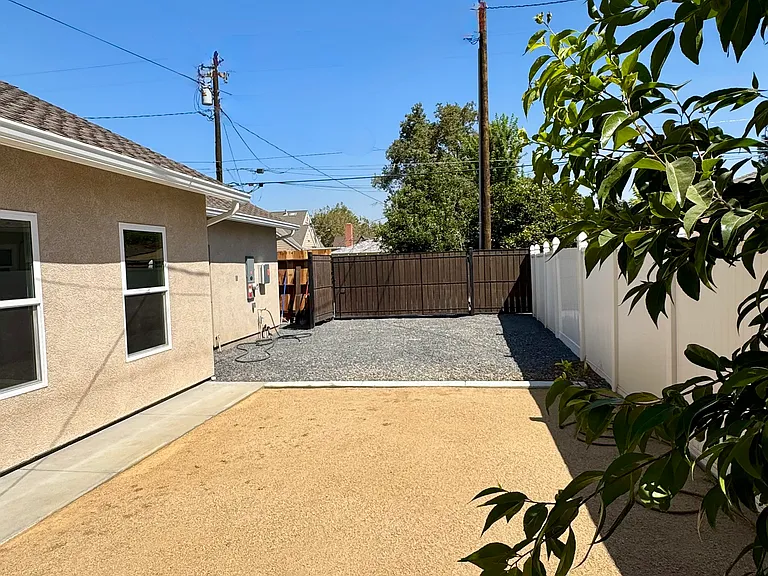 1307 Cahill Ave — Photo 12