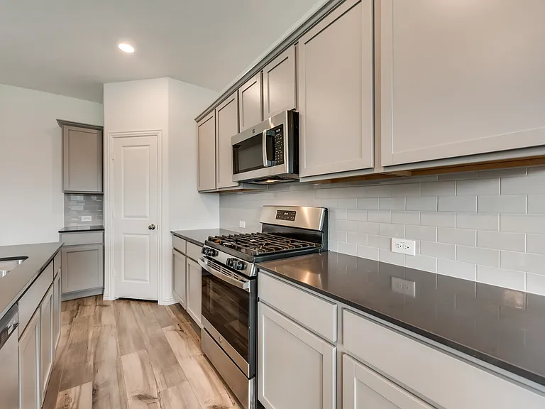 1833 Lake Grove Dr — Photo 12