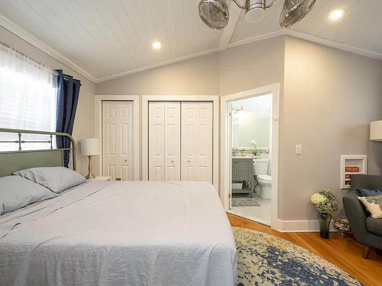 415 Julia St — Photo 21