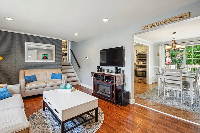 27 Edgewood Ave — Photo 4