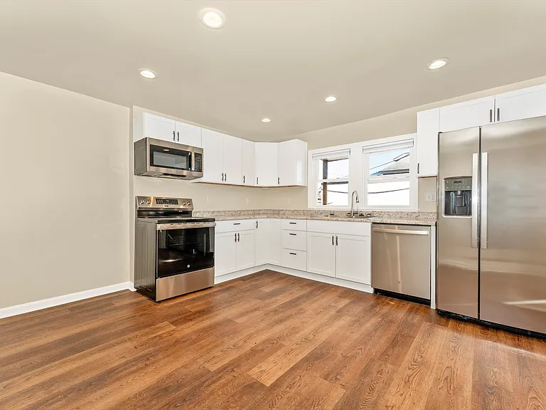 72 Wayside Ave — Photo 1
