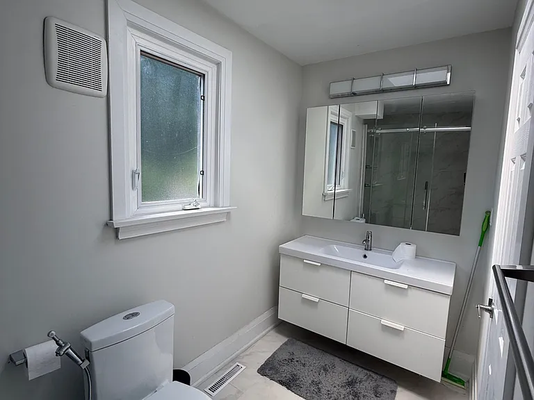 88 Lawrence Ave — Photo 23