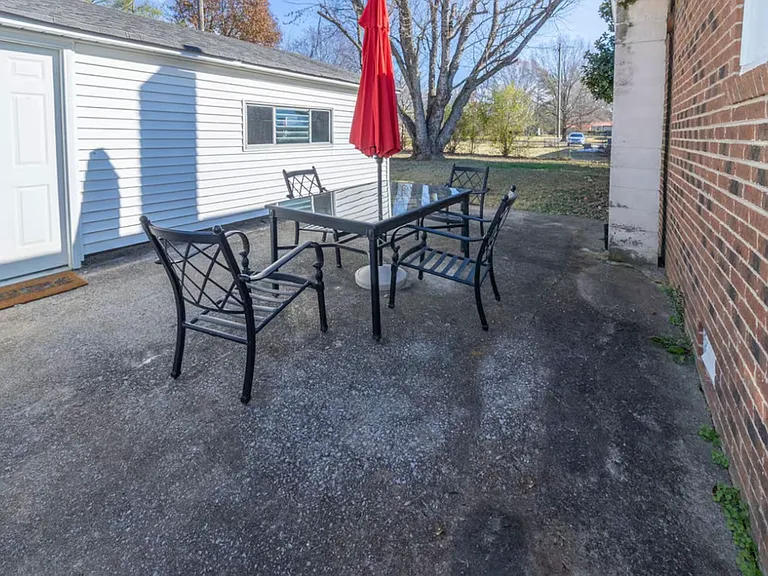 1512 Veterans Pkwy — Photo 14