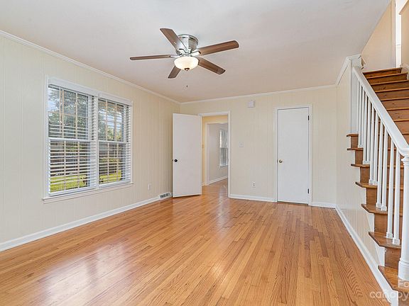 3rd image of 7422 Hillbourn Dr