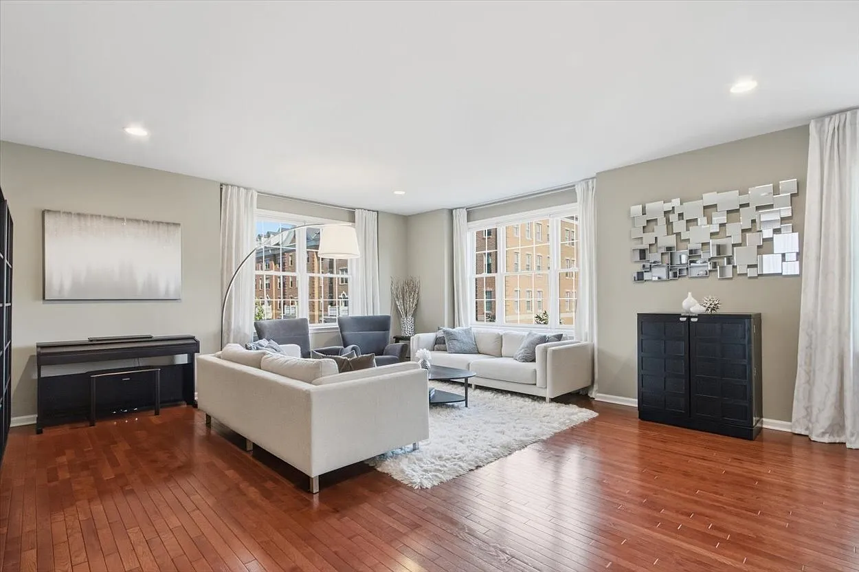 3 bed, 2.5 bath, 3219 sqft, $5,500 — Photo 3