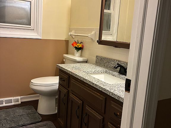 3rd image of 4 Cranberry Ln
