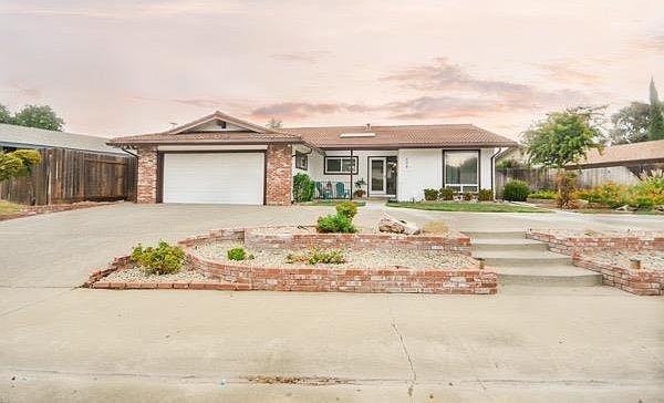 1st image of 504 Greenwood Dr