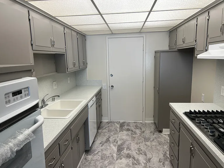 Valley Wilshire Apartments — Photo 8