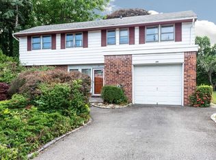 60 Keswick Ln, Plainview, NY 11803