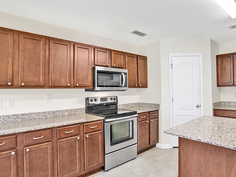 7020 Season Dr — Photo 2