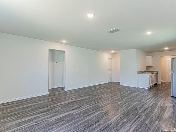 3rd image of 711 STERLING ST