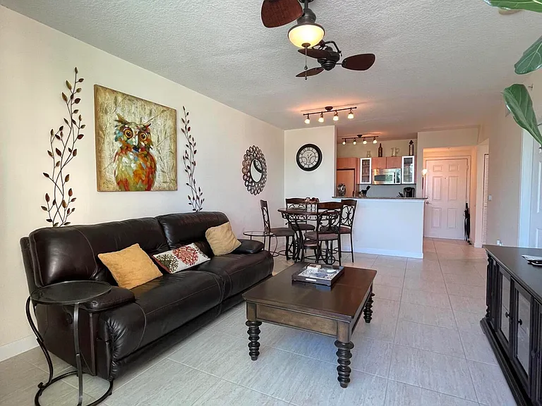 100 NE 6th St #206 — Photo 2