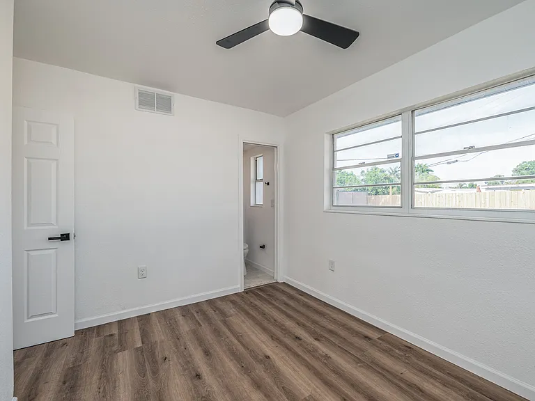 1811 Rhoades Ter — Photo 9