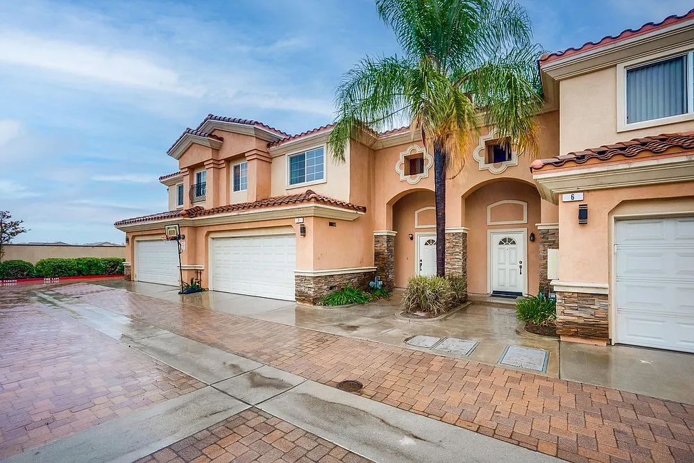 2 bed, 2.5 bath, 1445 sqft, $3,200 — Photo 1