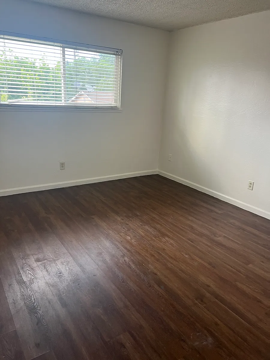 Building Photo - 606 S Soderquist Rd #606