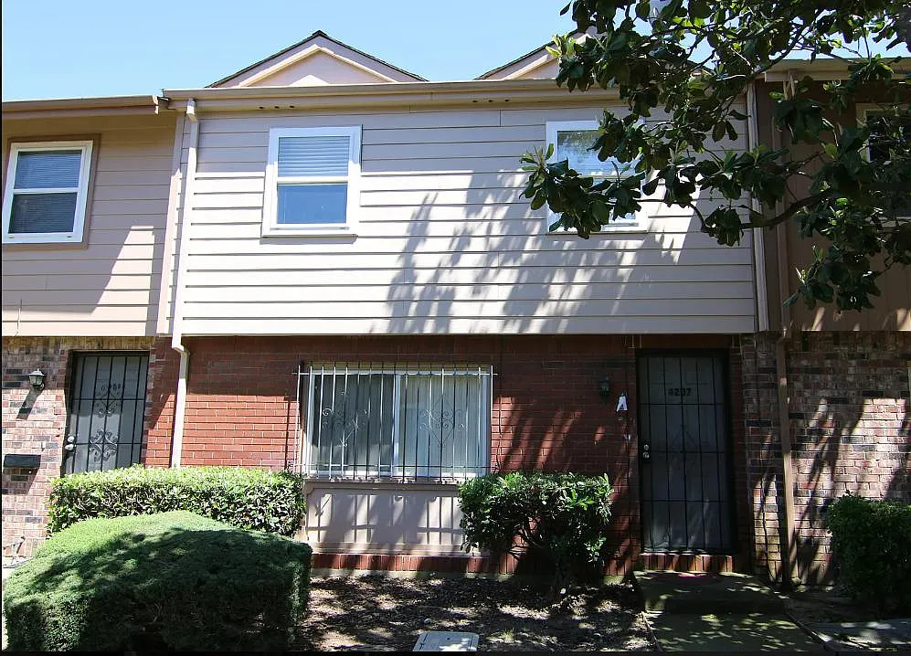 3 bed, 1.5 bath, 1323 sqft, $2,400 — Photo 2