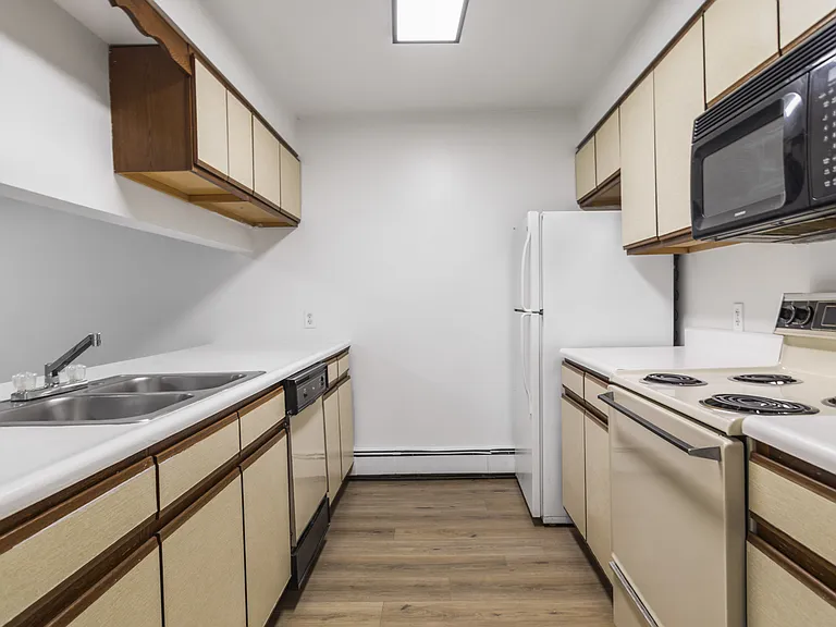 Wehnwood Court Apartments — Photo 34