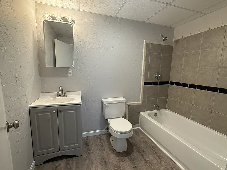 1287 Bridge St #4-8 — Photo 8