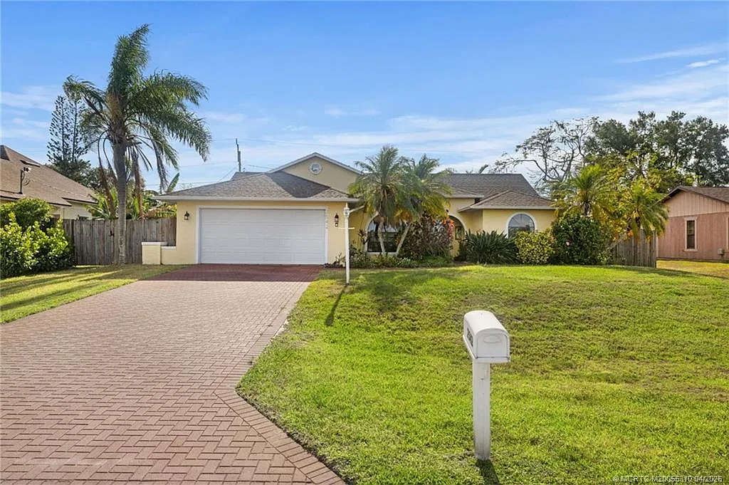 3 bed, 2.0 bath, 1470 sqft, $3,200 — Photo 3