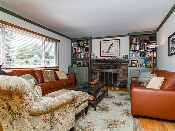 2nd image of 215 Bay Haven Ln