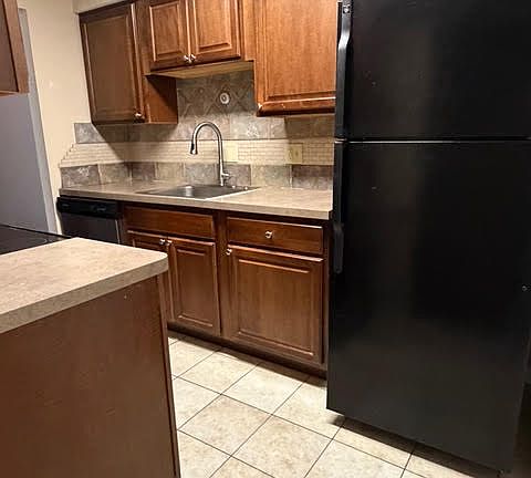 2nd image of 14 Charleston Sq #31