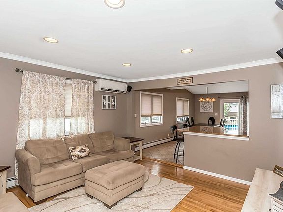 5th image of 709 Hughes St