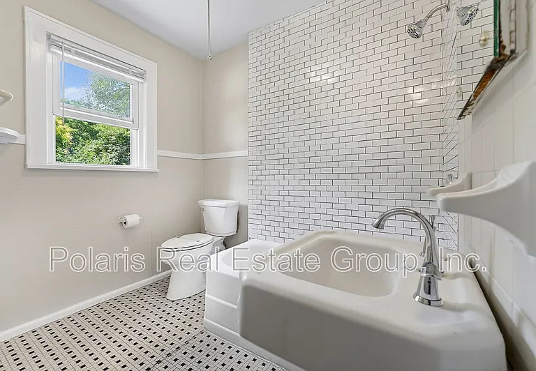 717 E 60th St — Photo 17