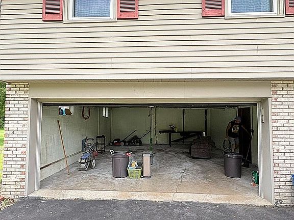 4th image of 10 Cedarbrook Dr