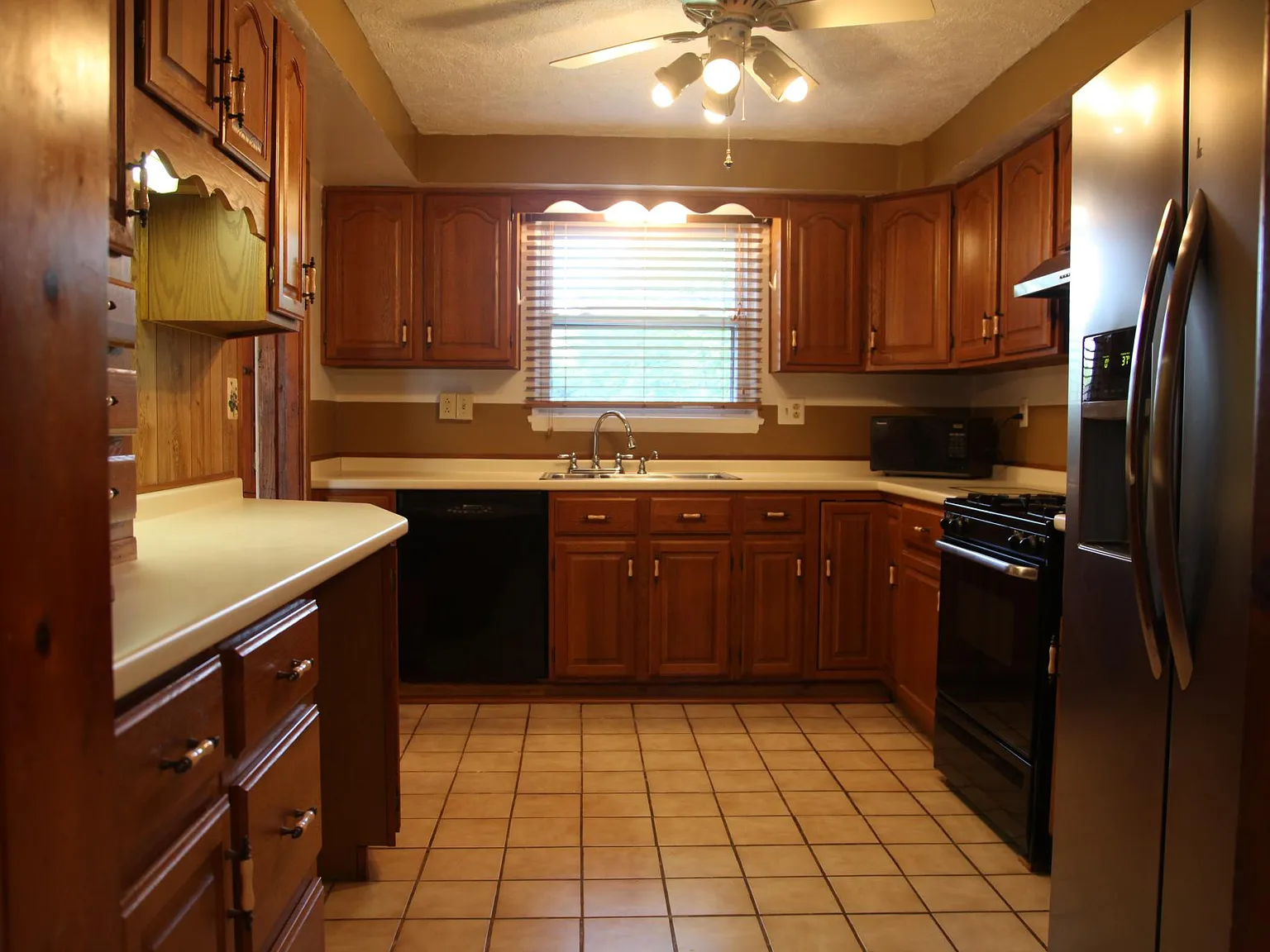 4 bed, 2280 sqft, $2,245 — Photo 4