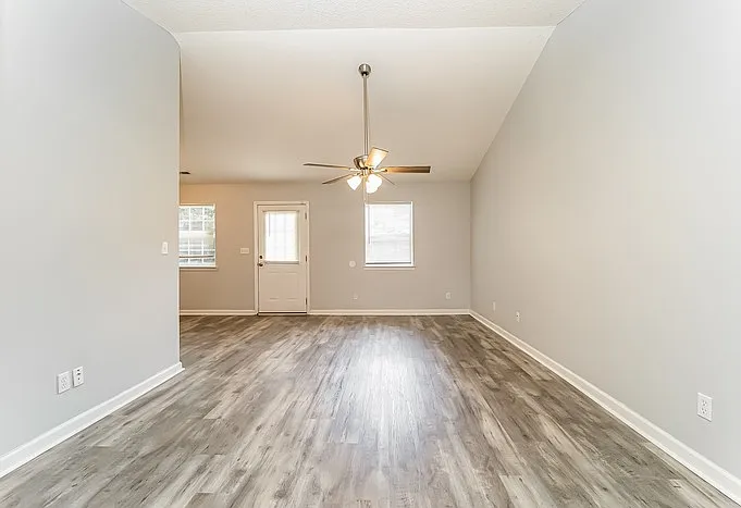 115 Ashdown Dr — Photo 6