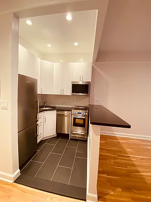 Rented by Metropolis Real Estate of Manhattan | media 9