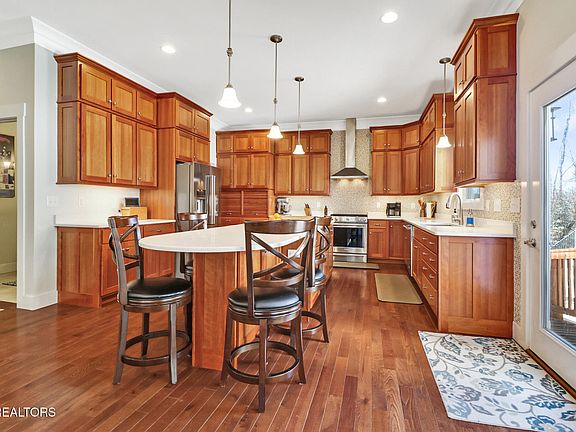 3rd image of 160 Willow Creek Ln