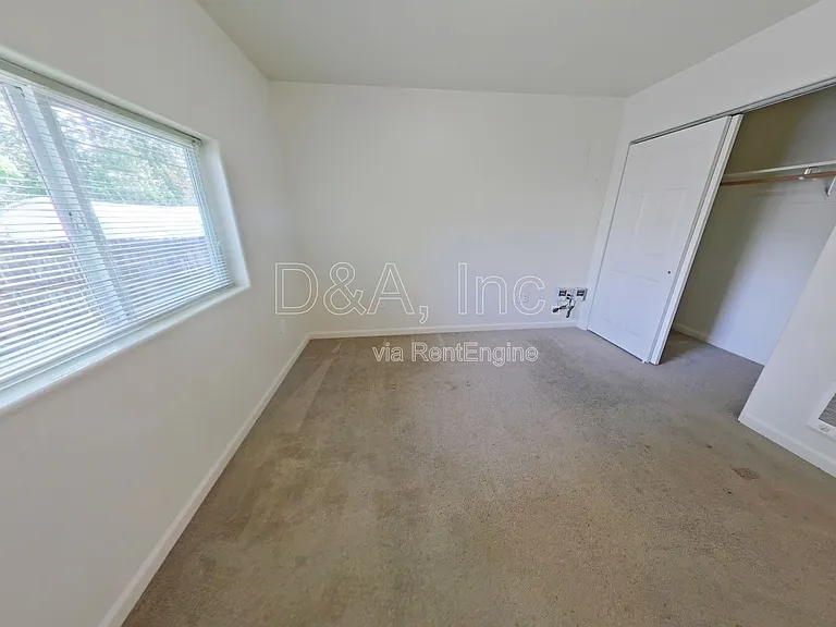 415 SE Mayberry Ave — Photo 8