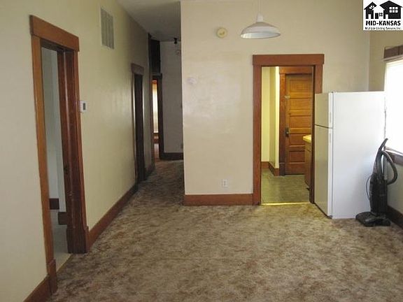 4th image of 208 S Plum St