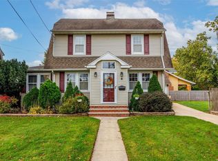 8 Central Pkwy, Merrick, NY 11566