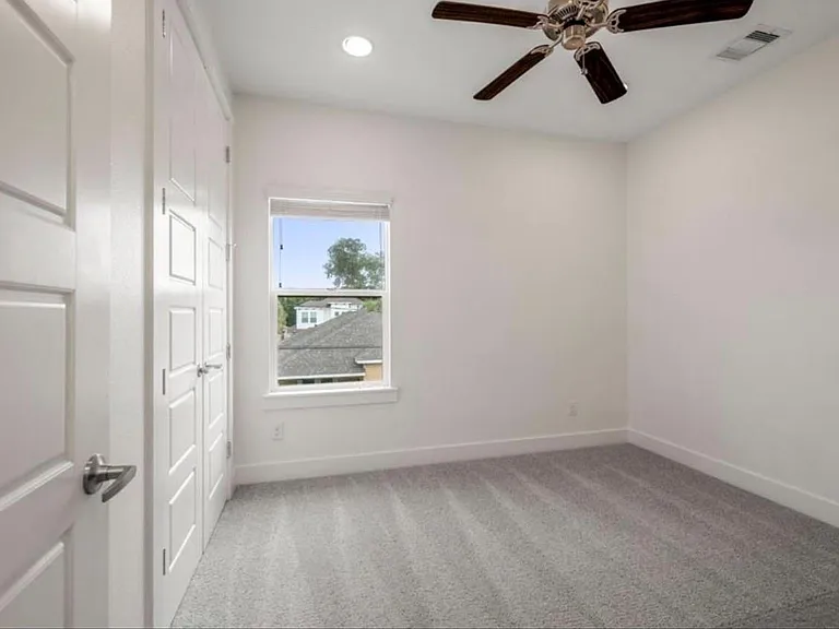 406 Yale Oaks Ln — Photo 13